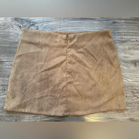 HYFVE brown mini skirt with front split corduroy like texture - Picture 3 of 9